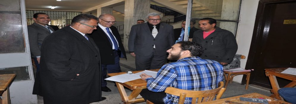 أ.د عبد الفتاح سعود يتفقد لجان الامتحانات بكلية التجارة ويولى اهتماماً للجان الطلاب ذوى القدرات الخاصة