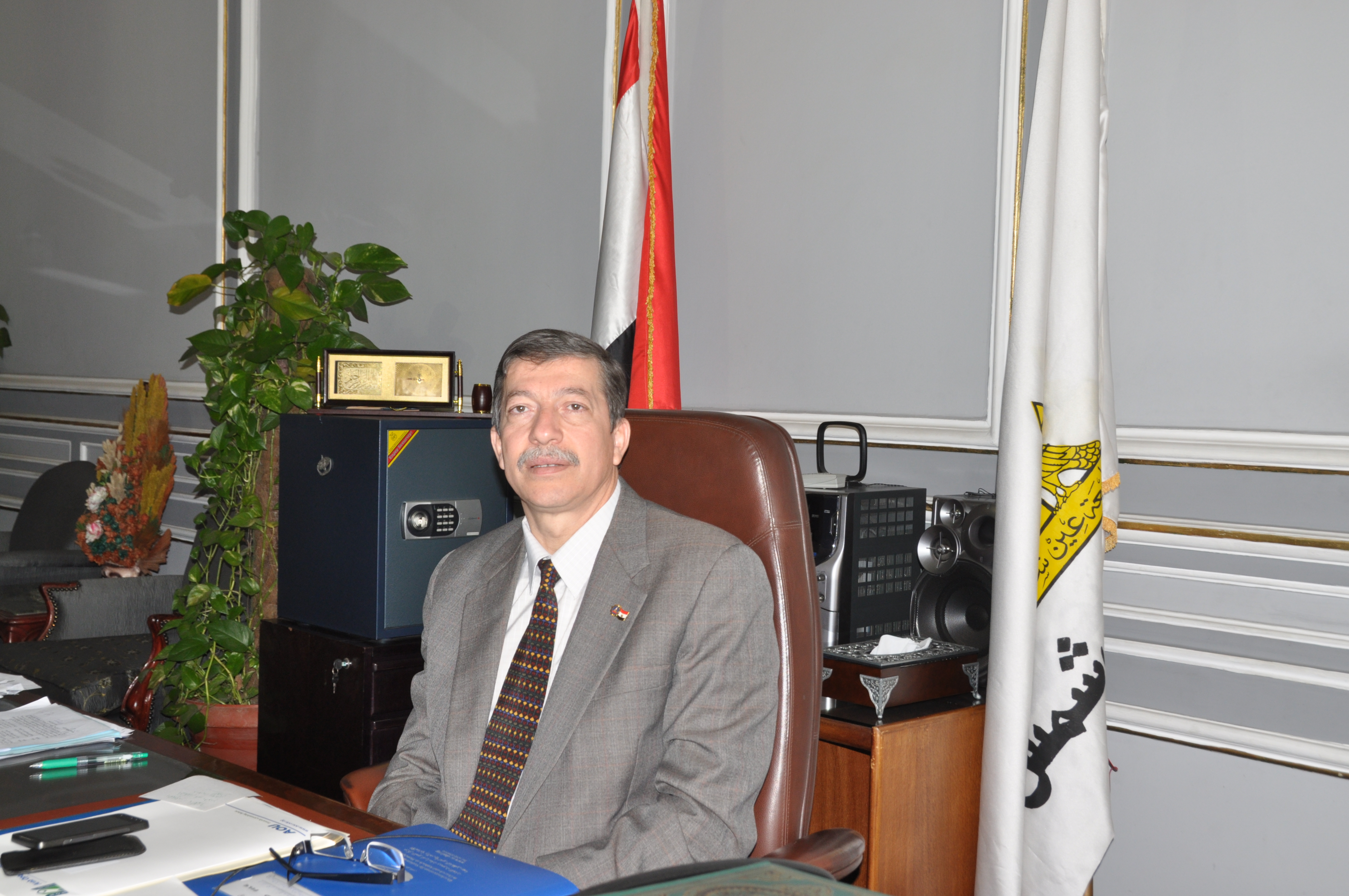 نائب رئيس الجامعة لشؤون الدراسات العليا يزور مشروع البوابة الالكترونية